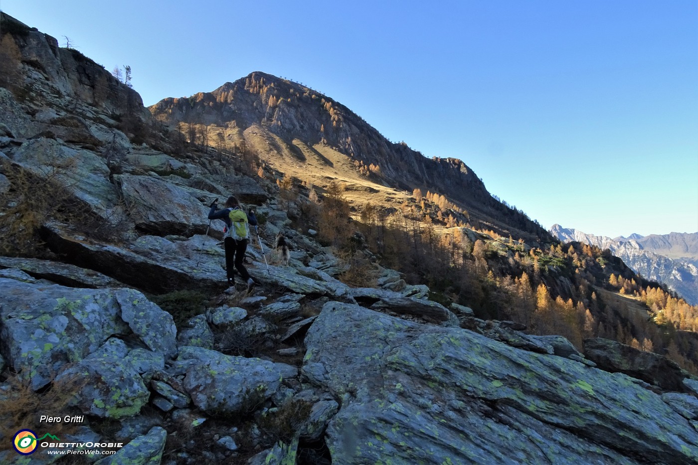 65 Seguiamo con molta attenzione sentierino nn segnato-traccia con omini per Laghetto-Passo di Val Vegia.JPG